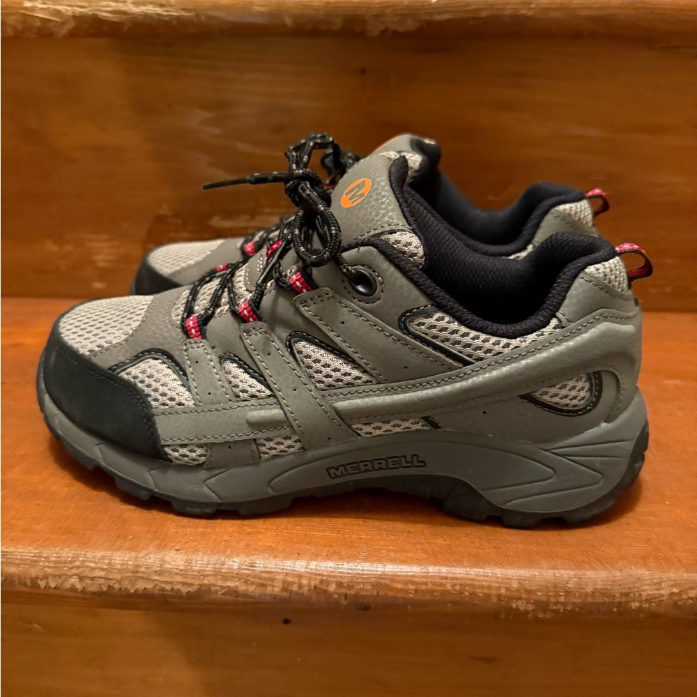 Youth trail shoes